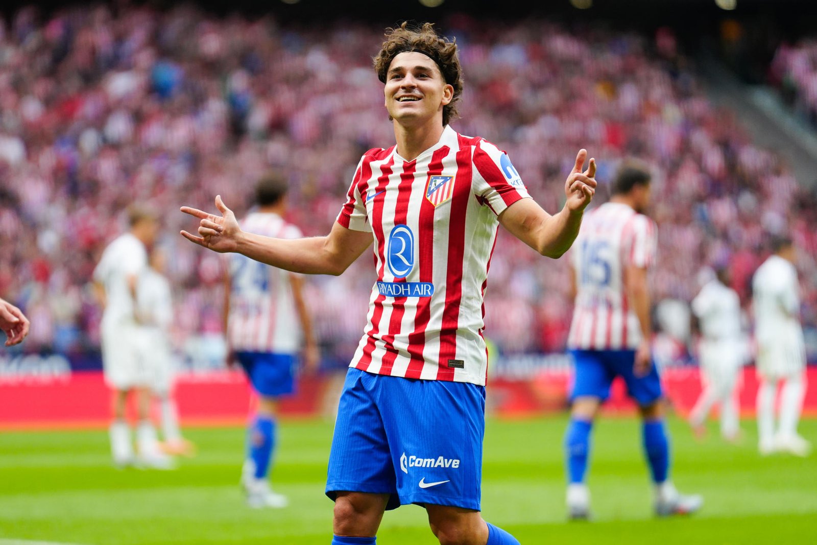 "El delantero estrella se viste de azulgrana: ¿un traspaso que podría revolucionar el fútbol español?"